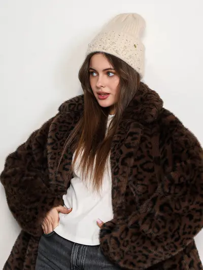 Шапка-бини двойная с отворотом декорированная стразами и бусинами в ассортименте